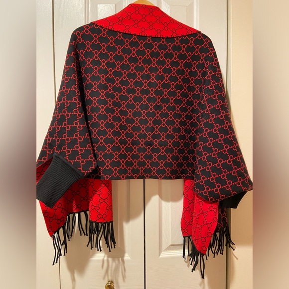 Stunning and Unique Poncho with Sleeves - Picture 4 of 8